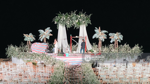 Đột nhập địa điểm diễn ra lễ cưới của Đông Nhi - Ông Cao Thắng: Hoa phủ kín, ánh sáng lên tạo không gian cổ tích giữa biển-1