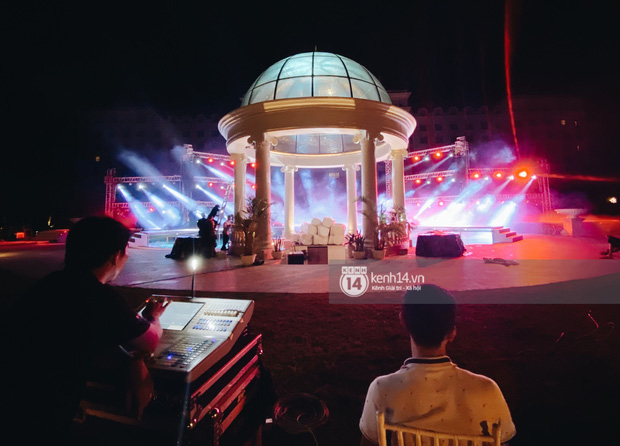 Đột nhập địa điểm diễn ra lễ cưới của Đông Nhi - Ông Cao Thắng: Hoa phủ kín, ánh sáng lên tạo không gian cổ tích giữa biển-3