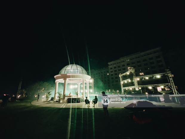 Đột nhập địa điểm diễn ra lễ cưới của Đông Nhi - Ông Cao Thắng: Hoa phủ kín, ánh sáng lên tạo không gian cổ tích giữa biển-4