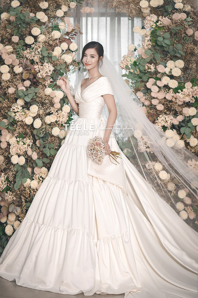 2 mẫu váy cưới chính thức của Đông Nhi vừa được hé lộ: Thiết kế lộng lẫy đẹp tuyệt trần lấy cảm hứng từ công nương Hoàng gia-3