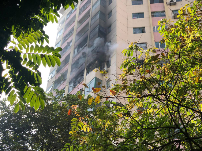 Đang cháy lớn tại chung cư trong làng quốc tế Thăng Long-3