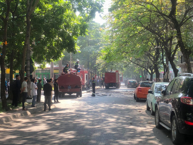 Đang cháy lớn tại chung cư trong làng quốc tế Thăng Long-4