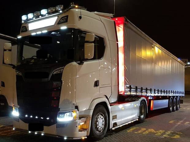 Đã tìm thấy 2 nghi phạm trong vụ 39 thi thể trong container: Tỏ thái độ thách thức cảnh sát và chưa bị bắt giữ-2