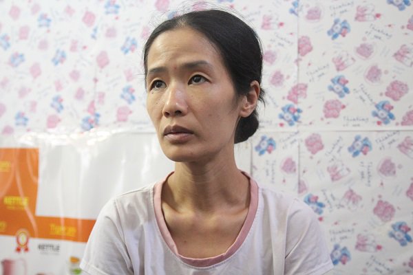 Vợ ôm chồng liệt đi trốn, chăm như con mọn: Cô chủ trọ tiết lộ câu chuyện phía sau-1