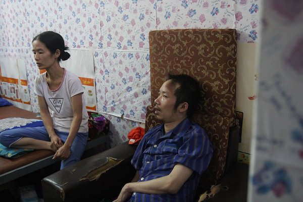 Vợ ôm chồng liệt đi trốn, chăm như con mọn: Cô chủ trọ tiết lộ câu chuyện phía sau-2