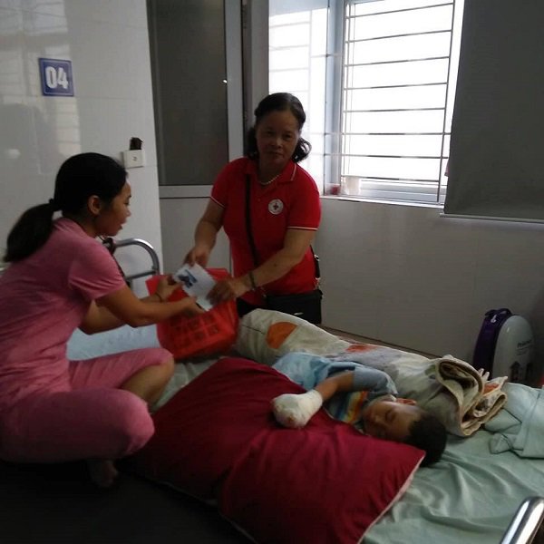 Vợ ôm chồng liệt đi trốn, chăm như con mọn: Cô chủ trọ tiết lộ câu chuyện phía sau-3