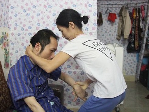 Vợ ôm chồng liệt đi trốn, chăm như con mọn: Cô chủ trọ tiết lộ câu chuyện phía sau