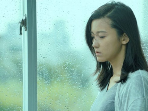 Mẹ chồng chỉ chăm dâu đẻ vào ban đêm nhưng lại đòi hỏi vô lý khiến chồng em nổi điên tuyên bố thuê người giúp việc ngay