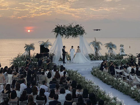 Khách mời lên đồ đúng chuẩn dress code nhưng vẫn không thể lường trước được tình huống hi hữu xảy ra: Diệu Nhi còn tháo cả cao gót để đi tông cho tiện-11