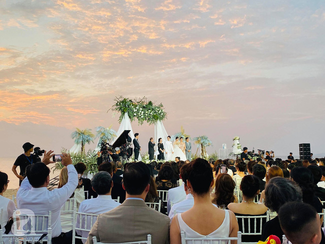 Đám cưới Đông Nhi và Ông Cao Thắng:  Chú rể xúc động nói Cảm ơn em đã dành hết Thanh Xuân của mình cho anh... Anh Yêu Em...-7