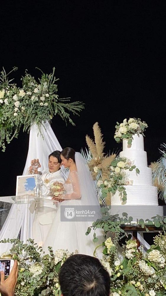 Giây phút xúc động nhất hôn lễ: Ông Cao Thắng và Đông Nhi rơi nước mắt trên lễ đường, khoảnh khắc được mong chờ nhất cũng đã đến!-2