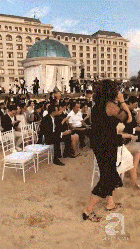 Khách mời lên đồ đúng chuẩn dress code nhưng vẫn không thể lường trước được tình huống hi hữu xảy ra: Diệu Nhi còn tháo cả cao gót để đi tông cho tiện-6