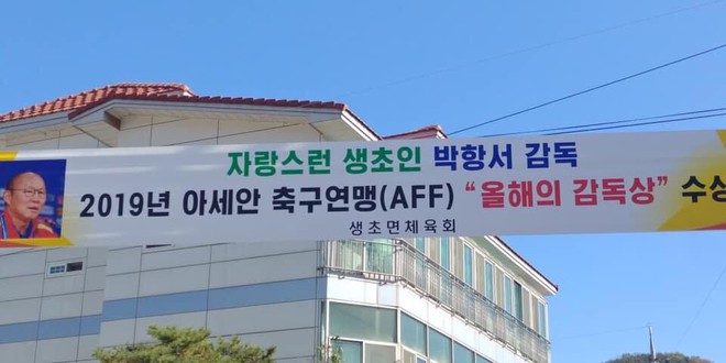 Quê nhà treo băng rôn mừng danh hiệu AFF Awards của HLV Park-1