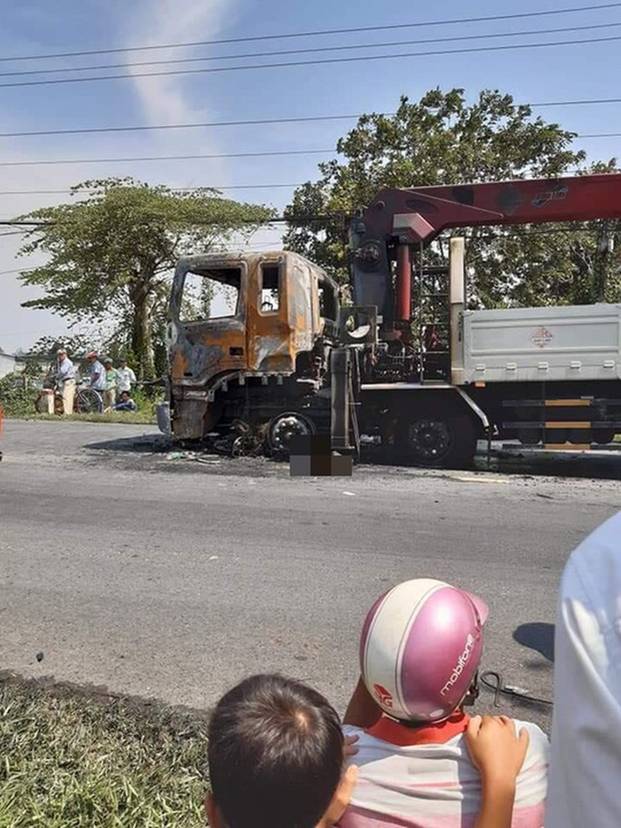 Người đàn ông chết cháy thương tâm sau va chạm kinh hoàng với xe tải-2