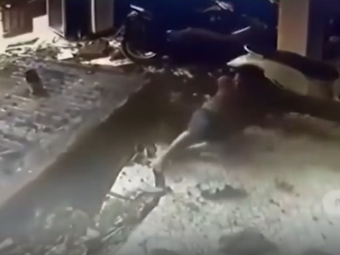 Ôtô lao xuống hố tử thần giữa đường-1