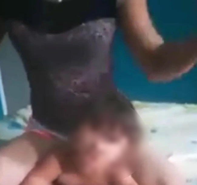 Bị người phụ nữ ngồi lên người nhún nhảy theo nhạc, đứa trẻ khóc thét lên vì không thở được-1