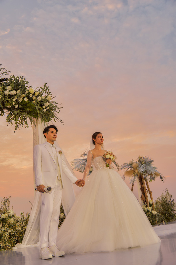 3 váy cưới thay như chạy sô của Đông Nhi: Từ sexy tới kiêu sa, rồi lại sang chảnh như công nương Hoàng gia-3