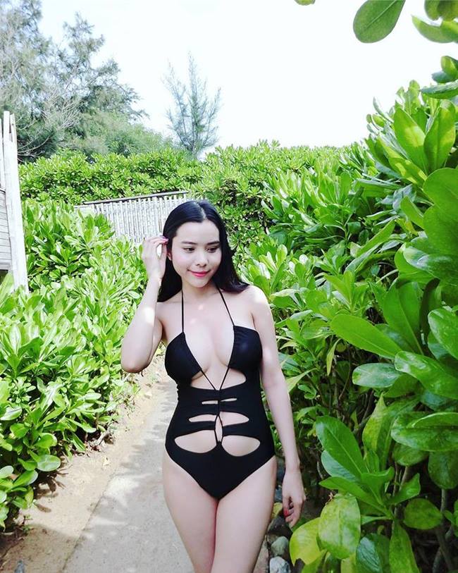 Hoa hậu, á hậu không sợ tai tiếng với đồ bơi cắt xẻ cực hiểm-1