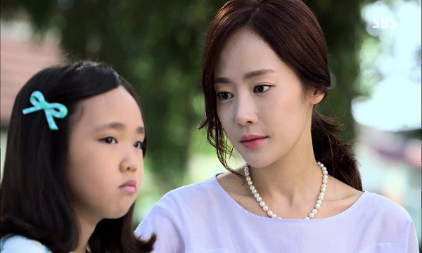 Gặp chồng và vợ cũ của anh trong quán ăn, tôi sửng sốt khi thấy con gái họ gọi tôi rối rít và đòi tôi đến ngồi cùng-1