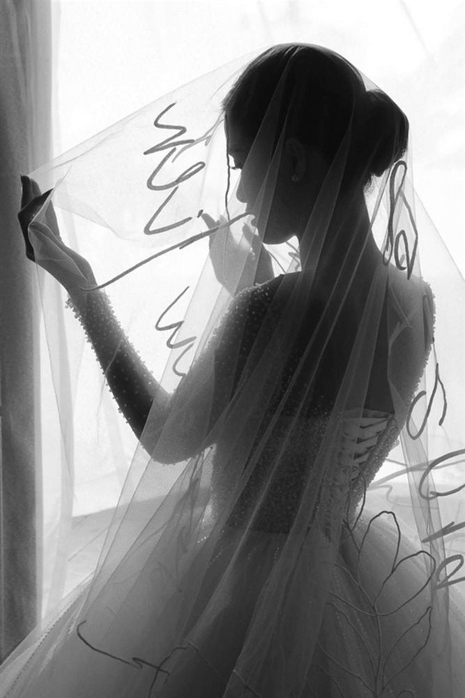 Sự thật ẩn sau chiếc khăn voan của Đông Nhi là quãng đường tình cảm suốt 10 năm qua của cặp đôi trời định-8