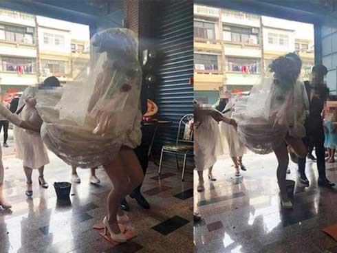 Nhờ phù dâu xách váy hộ, cô dâu vô tình gặp sự cố