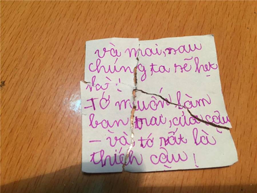 Chuyện tình tréo ngoe của học sinh tiểu học khiến phụ huynh choáng váng, nhưng vật phẩm đính kèm thư tay mới bất ngờ-3
