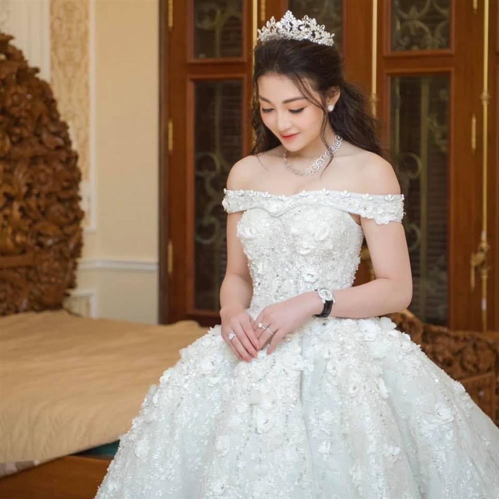 Hé lộ bất ngờ về cuộc sống sau đám cưới của cô dâu ở trong lâu đài 7 tầng, của hồi môn 200 cây vàng, kinh ngạc nhất chính là nhan sắc-2