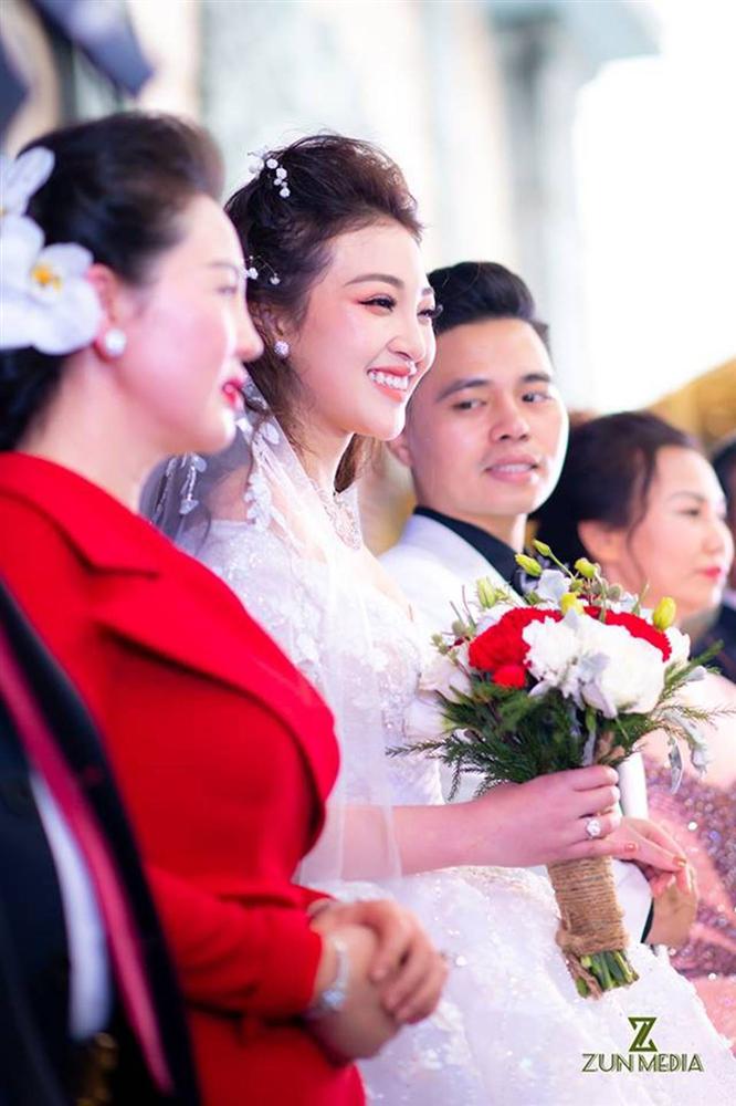 Hé lộ bất ngờ về cuộc sống sau đám cưới của cô dâu ở trong lâu đài 7 tầng, của hồi môn 200 cây vàng, kinh ngạc nhất chính là nhan sắc-7