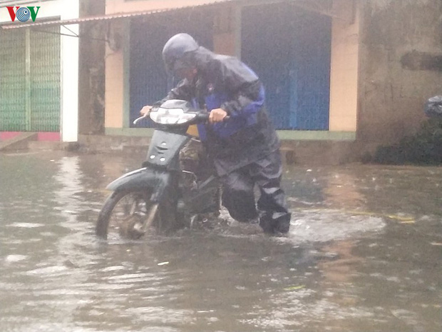 Bão số 6 gây mưa lớn, phố ngập nước, dân vất vả chạy bão-5