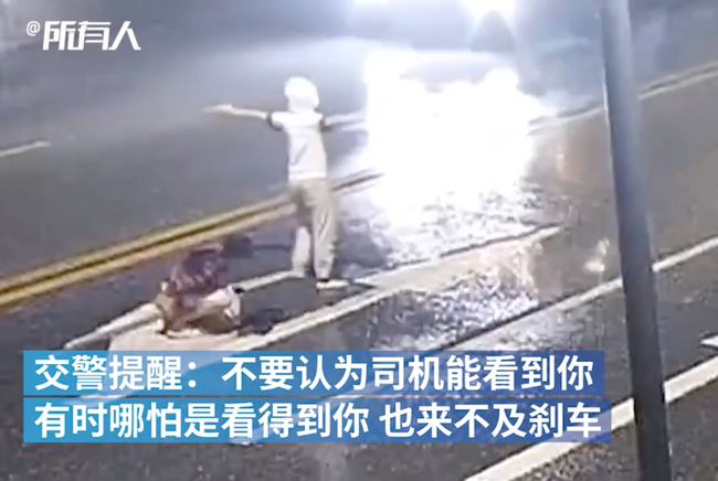 Hình ảnh cặp đôi thanh tú cãi vã giữa đường rồi bị xe tông thẳng gây sốc, cư dân mạng phẫn nộ trước hành động của chàng trai-2