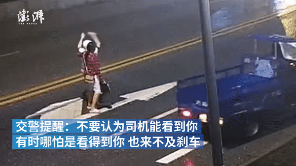 Hình ảnh cặp đôi thanh tú cãi vã giữa đường rồi bị xe tông thẳng gây sốc, cư dân mạng phẫn nộ trước hành động của chàng trai-3