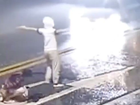 Hình ảnh cặp đôi thanh tú cãi vã giữa đường rồi bị xe tông thẳng gây sốc, cư dân mạng phẫn nộ trước hành động của chàng trai