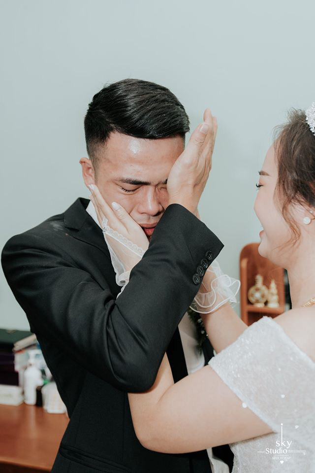 Lấy được vợ, chú rể khóc suốt 15 phút, mẹ cô dâu giây trước cười giây sau thái độ khác hẳn-1