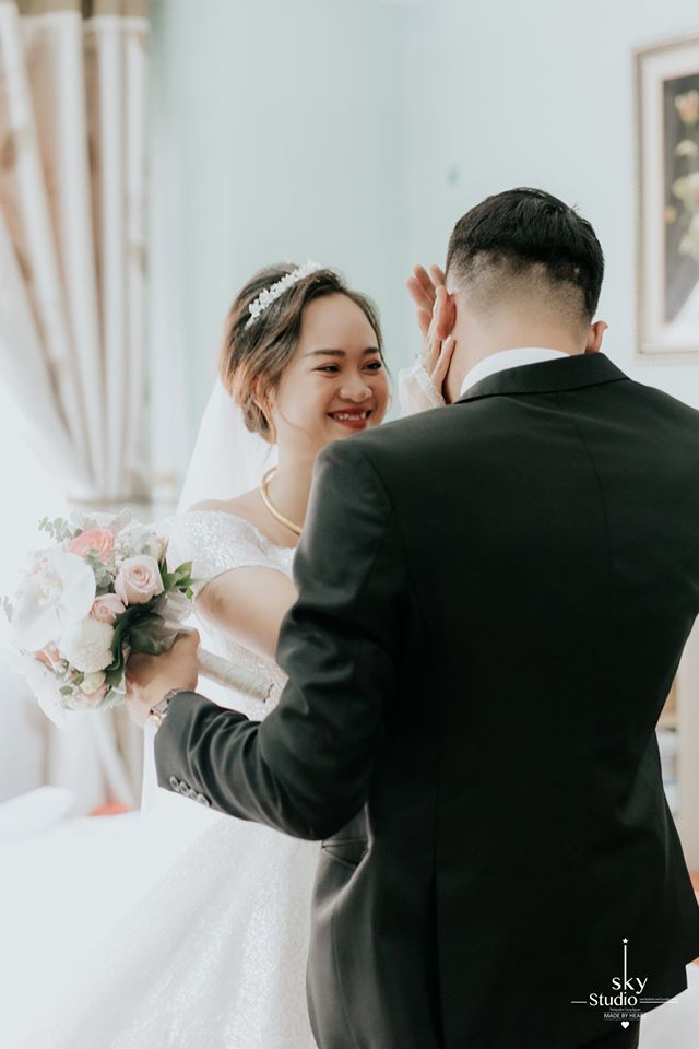 Lấy được vợ, chú rể khóc suốt 15 phút, mẹ cô dâu giây trước cười giây sau thái độ khác hẳn-2