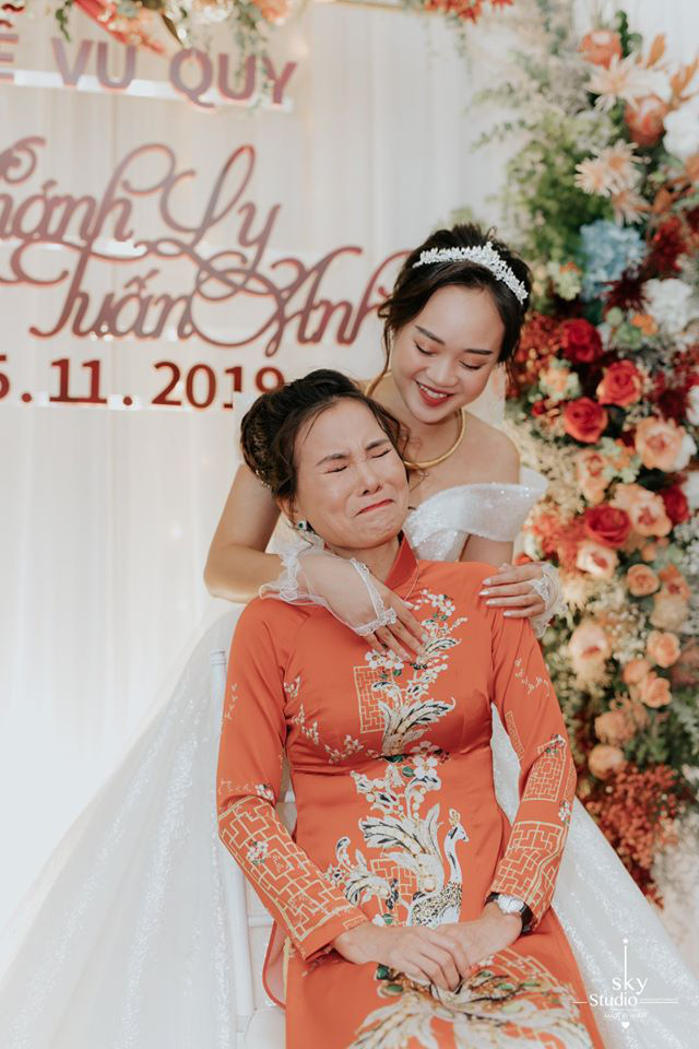 Lấy được vợ, chú rể khóc suốt 15 phút, mẹ cô dâu giây trước cười giây sau thái độ khác hẳn-5