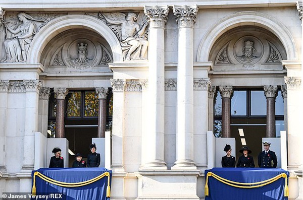 Meghan Markle bị chê gương mặt ảm đạm, không thể chán hơn khi tiếp tục xuất hiện cùng chị dâu Kate-1