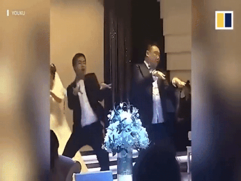 Hai phù rể chiếm 'spotlight' trong đám cưới nhờ bài nhảy