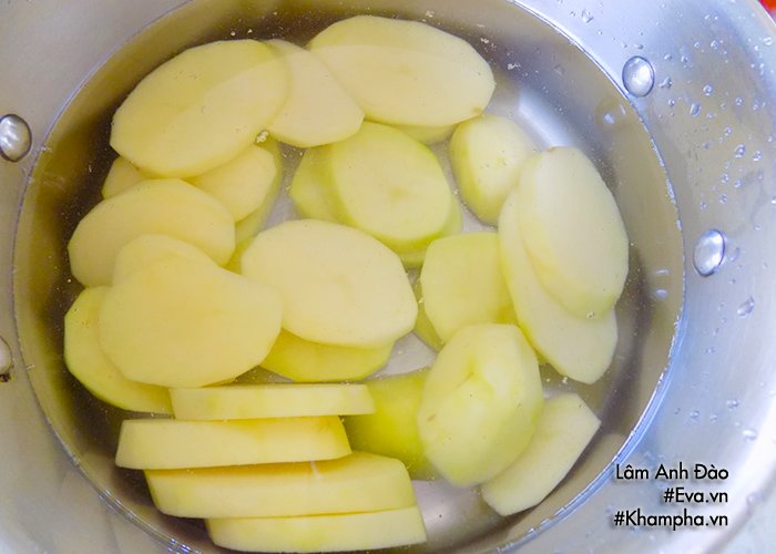 Mẹ đảm tranh thủ làm khoai tây chiên bi giòn, con ăn mãi vẫn thòm thèm-2