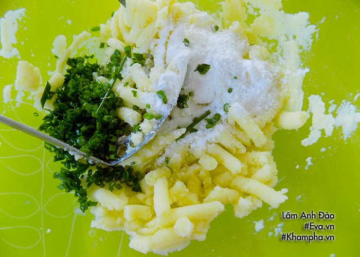 Mẹ đảm tranh thủ làm khoai tây chiên bi giòn, con ăn mãi vẫn thòm thèm-3