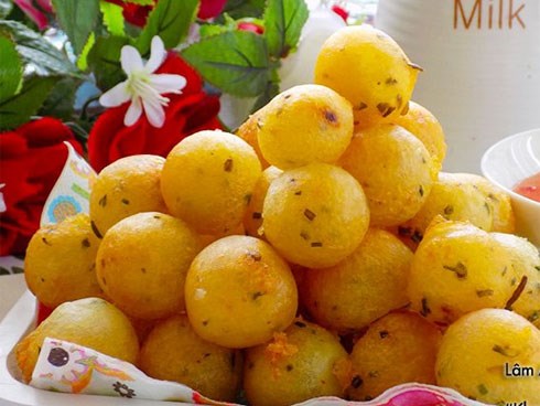 Mẹ đảm tranh thủ làm khoai tây chiên bi giòn, con ăn mãi vẫn thòm thèm