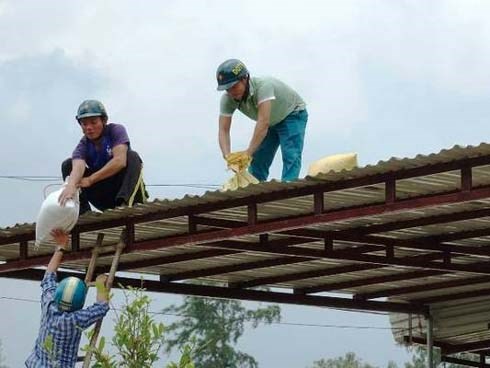 Bão số 6: 2 người bị điện giật, trượt chân chết khi chằng chống nhà
