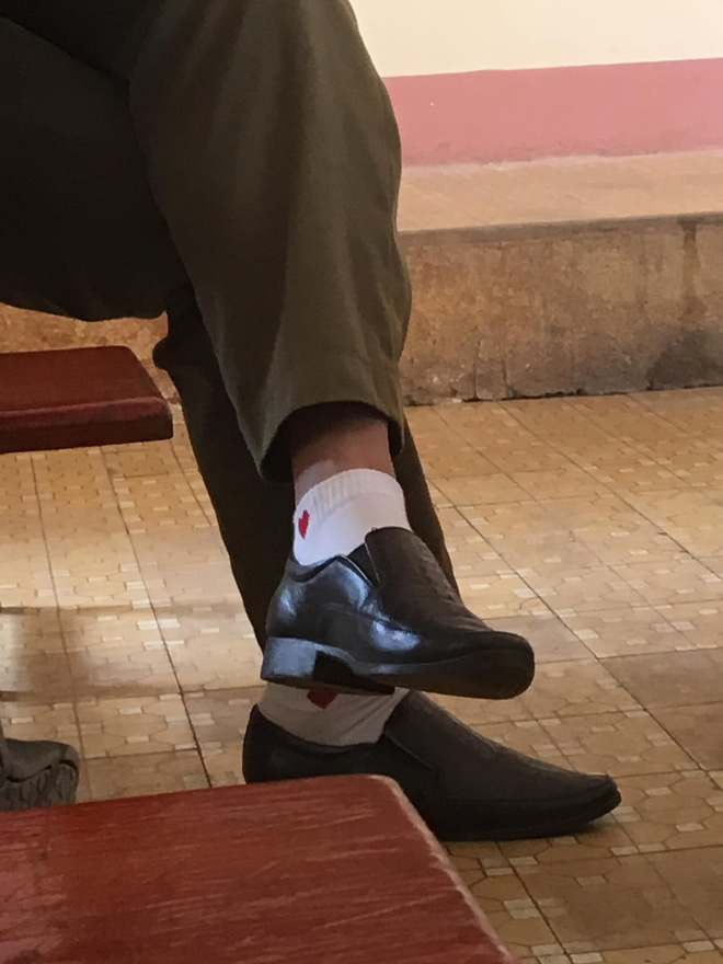 Lơ là trong phút chốc, nhiều thầy cô giáo bị đám học trò tinh mắt soi thấy hiện tượng lạ” ở chân!-1