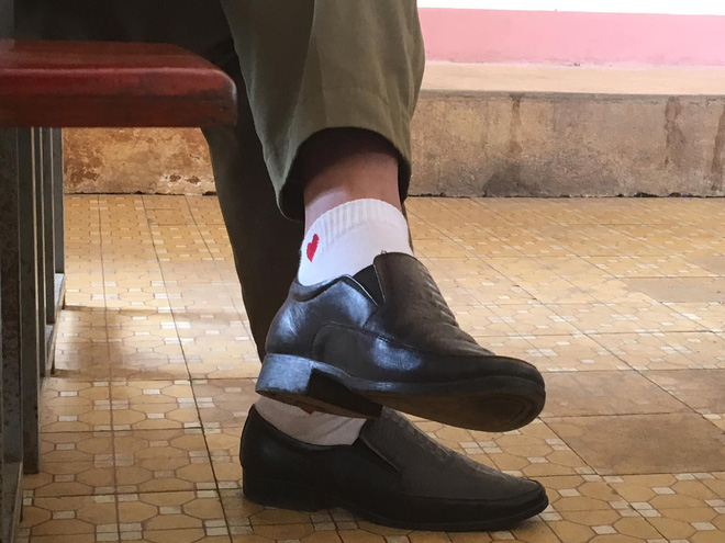 Lơ là trong phút chốc, nhiều thầy cô giáo bị đám học trò tinh mắt soi thấy hiện tượng lạ” ở chân!-2