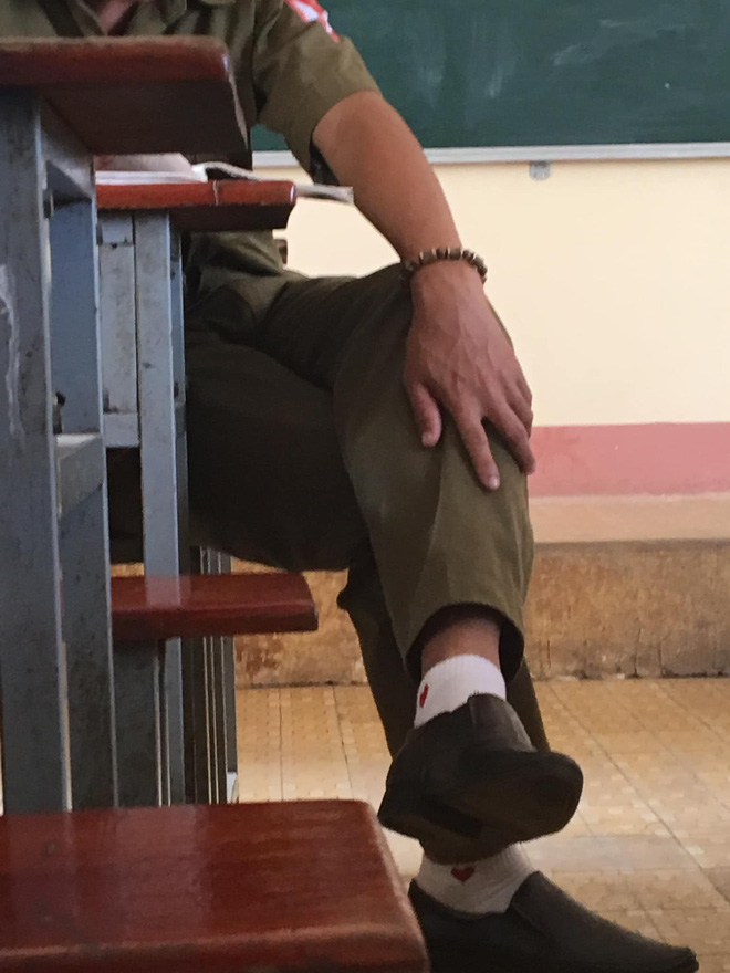 Lơ là trong phút chốc, nhiều thầy cô giáo bị đám học trò tinh mắt soi thấy hiện tượng lạ” ở chân!-3