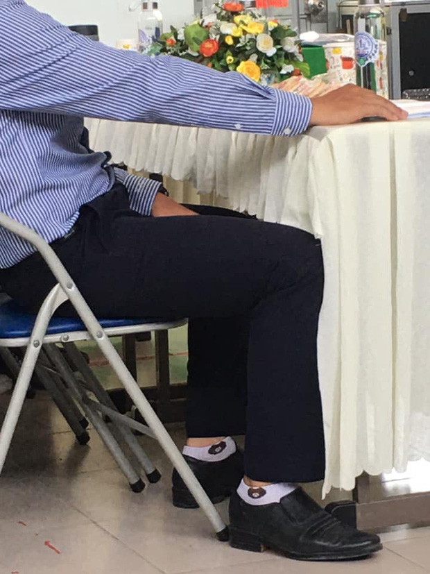 Lơ là trong phút chốc, nhiều thầy cô giáo bị đám học trò tinh mắt soi thấy hiện tượng lạ” ở chân!-4