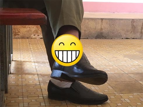 Lơ là trong phút chốc, nhiều thầy cô giáo bị đám học trò tinh mắt soi thấy “hiện tượng lạ” ở chân!