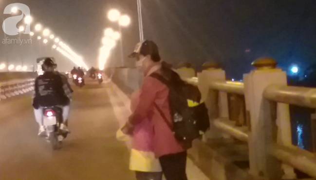 Sự thật về người phụ nữ suốt nhiều năm dắt con đi nhờ xe” trên cầu Thanh Trì: Đứa bé đã lớn nhưng vẫn ngày ngày lang thang cùng mẹ, không được đến trường-2