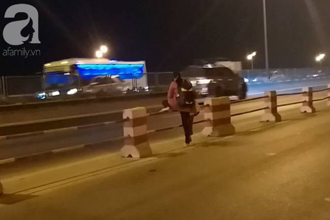 Sự thật về người phụ nữ suốt nhiều năm dắt con đi nhờ xe” trên cầu Thanh Trì: Đứa bé đã lớn nhưng vẫn ngày ngày lang thang cùng mẹ, không được đến trường-5
