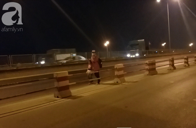 Sự thật về người phụ nữ suốt nhiều năm dắt con đi nhờ xe” trên cầu Thanh Trì: Đứa bé đã lớn nhưng vẫn ngày ngày lang thang cùng mẹ, không được đến trường-6