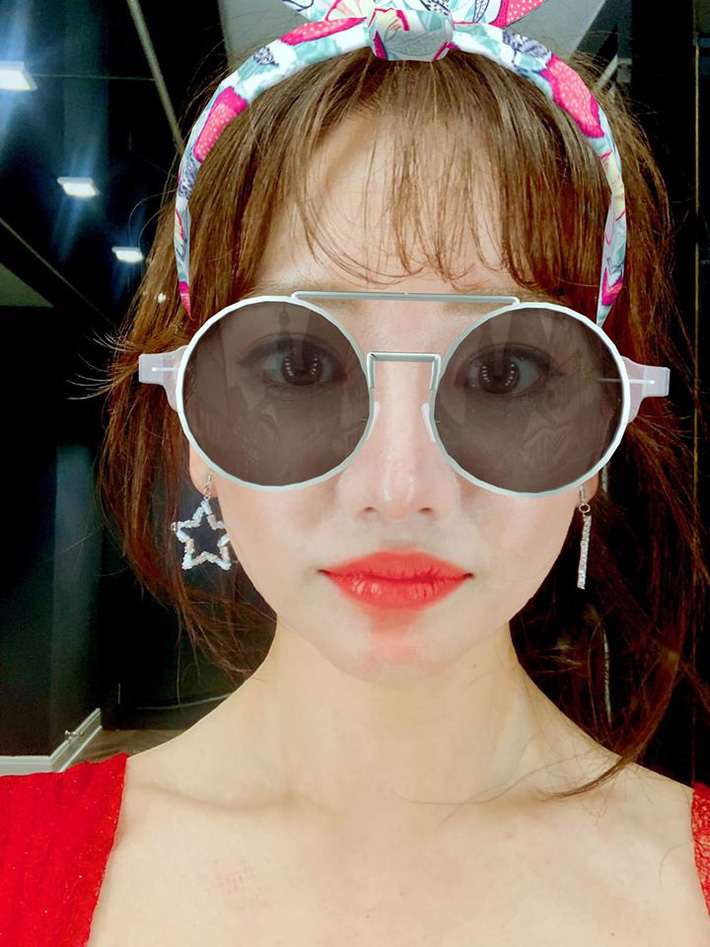 Hari Won gặp tai nạn nàng nào cũng dễ gặp phải khi đánh son, nhìn đến thương nhưng khó mà nhịn cười-1